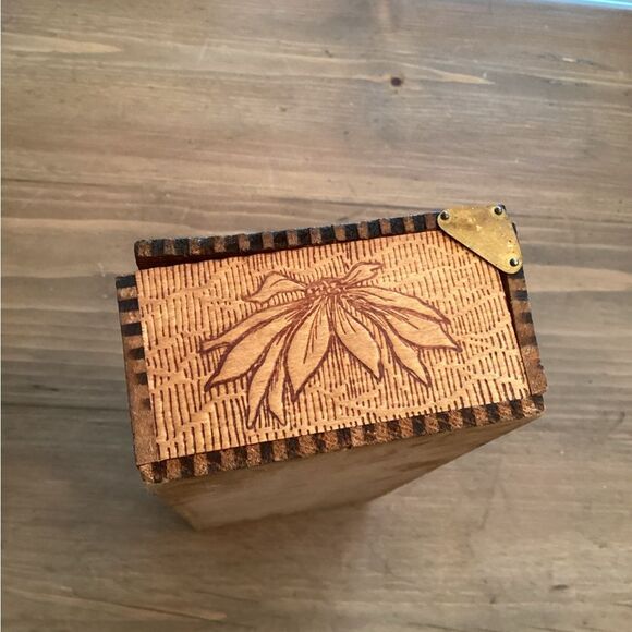 VINTAGE WOOD PYROGRAPHY HANDMADE HINGED GLOVE BOX - Picture 4 of 8